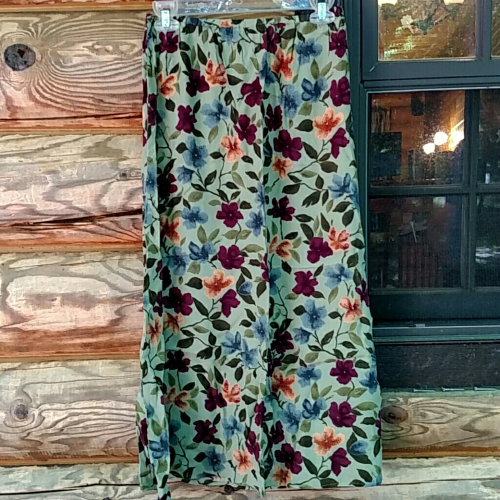 Beautiful floral printed skirt!  Croft & Barrow.